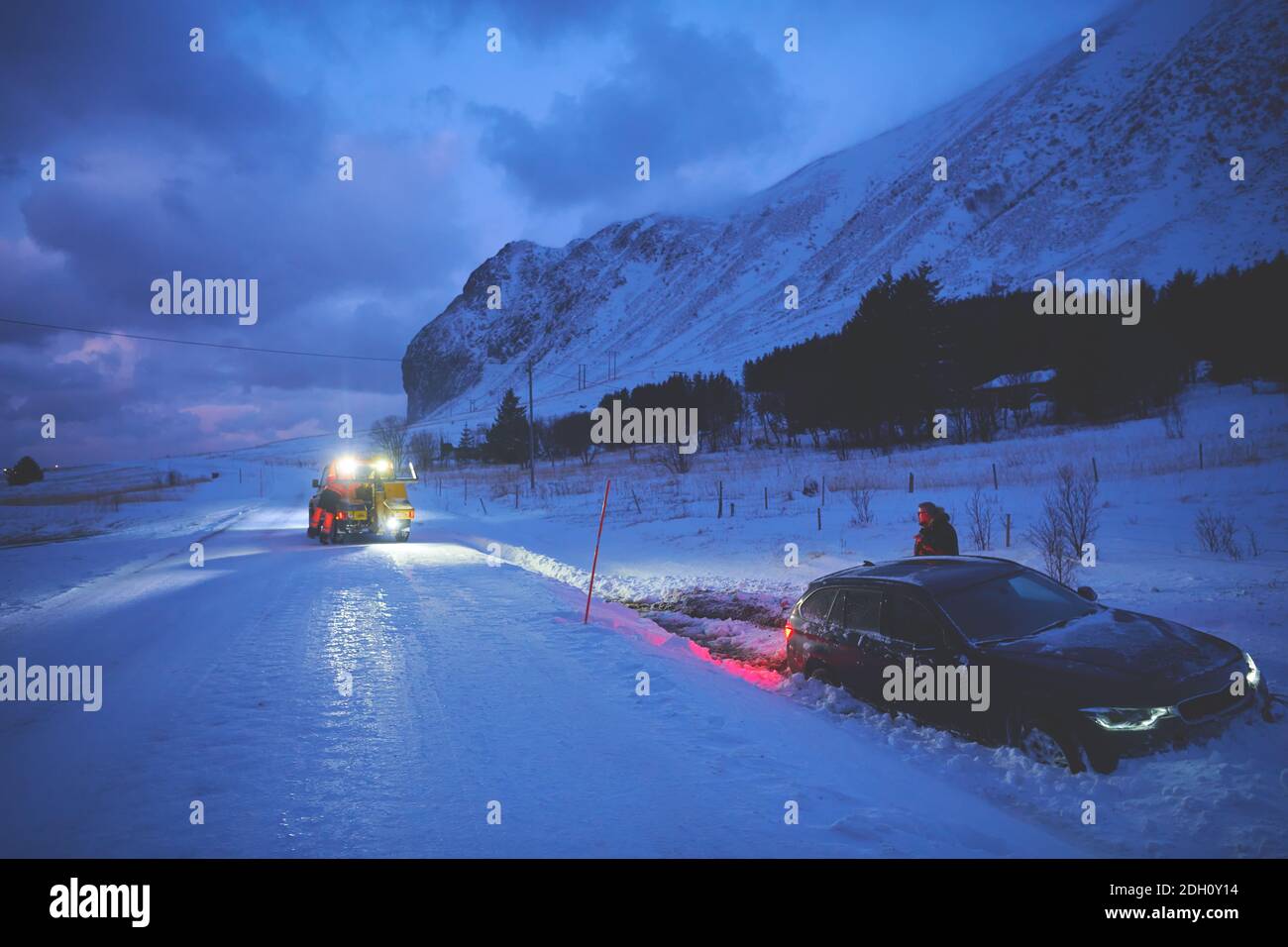 Car being towed after accident in snow storm Stock Photo Alamy