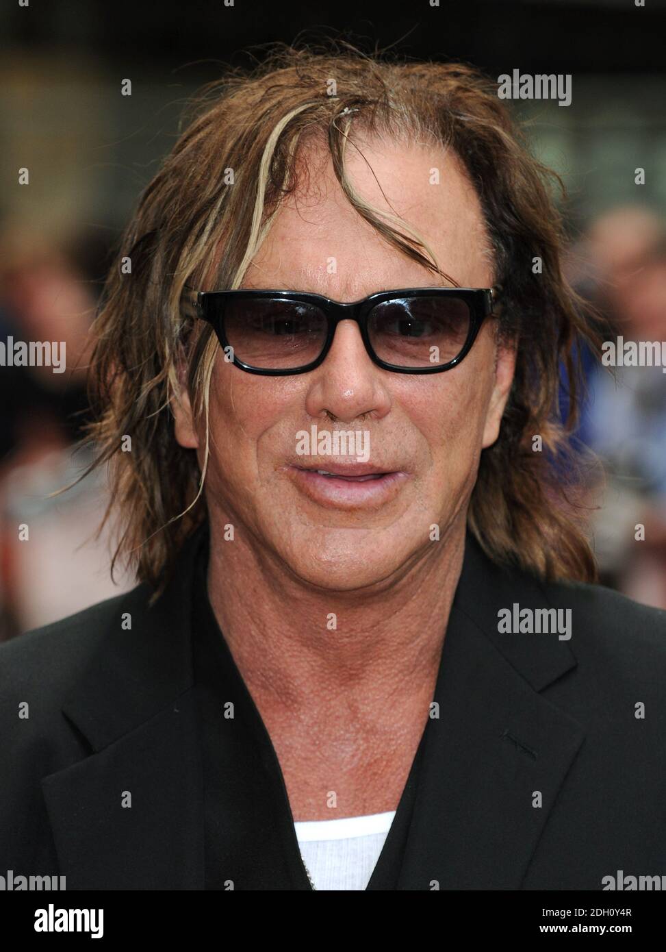 Mickey Rourke arrives at the premiere of 'inglourious Basterds' at the ...