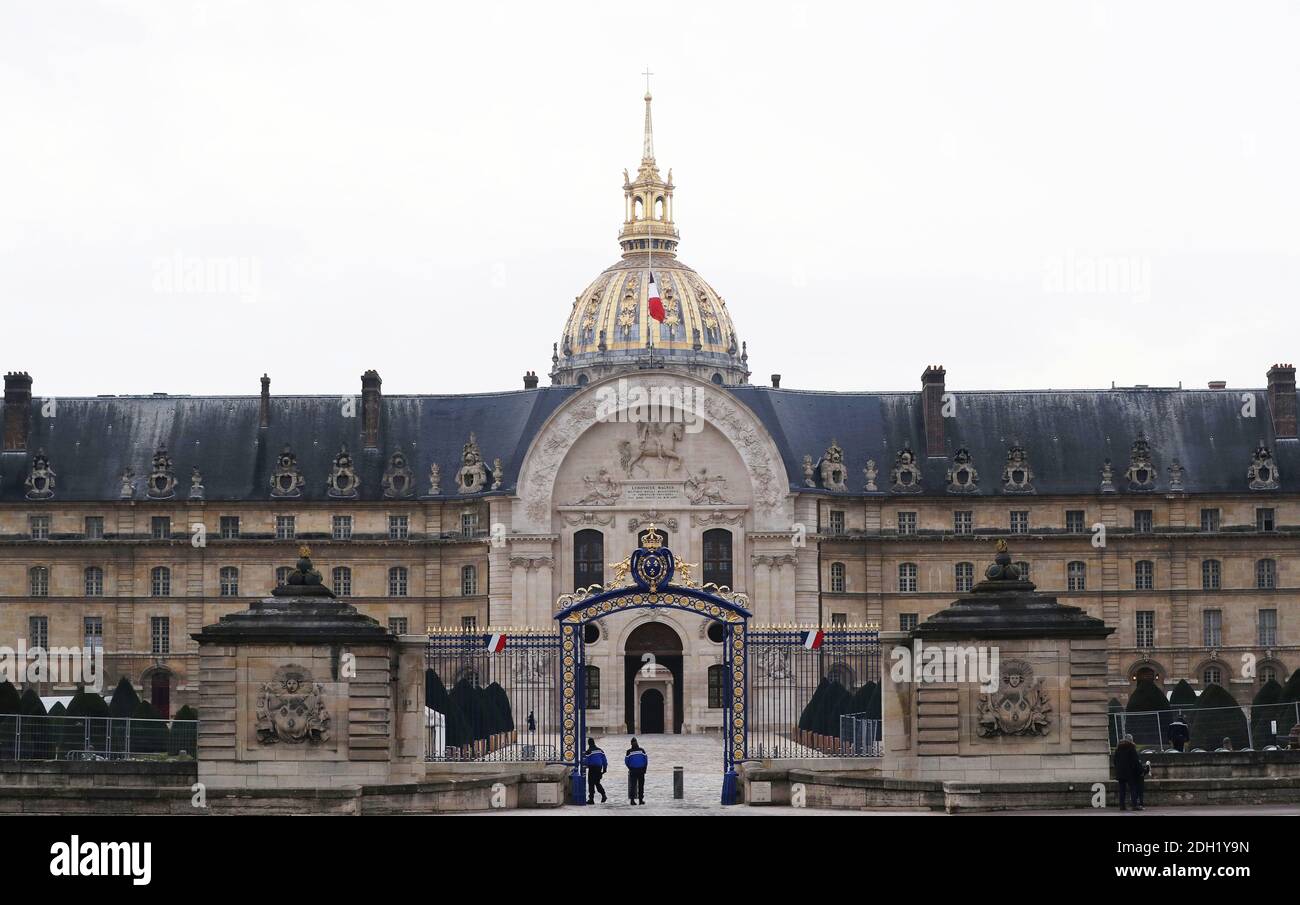(201209) -- PARIS, Dec. 9, 2020 (Xinhua) -- The French national flag flies at half-mast to pay homage to late French President Valery Giscard d'Estaing at the Hotel des Invalides in Paris, France, Dec. 9, 2020. French President Emmanuel Macron on Thursday evening declared Dec. 9 a day of national mourning for late president Valery Giscard d'Estaing. Giscard d'Estaing, president of France from 1974 to 1981, firmly supported European integration and worked with Germany's former chancellor Helmut Schmidt to create the European Monetary System (EMS) in 1979, which later gave birth to the euro, Stock Photo