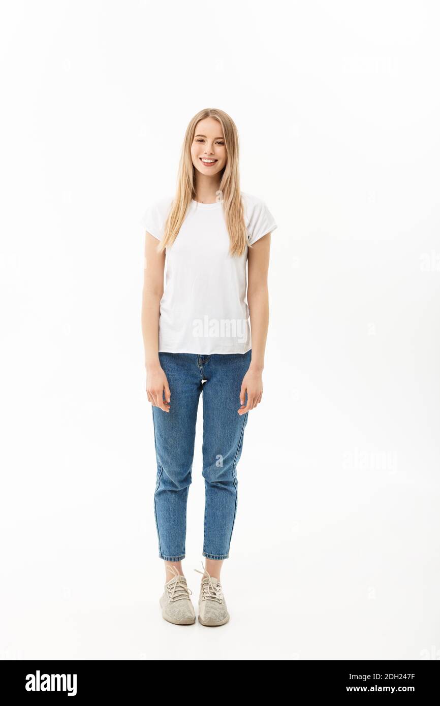 девочка стоит в полный рост. девушка стоит ровно. поза тадасана в йоге фото. девушка стоит ровно. девушка стоящая прямо.