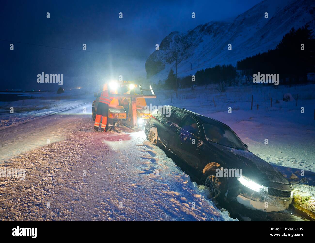 Car being towed after accident in snow storm Stock Photo Alamy