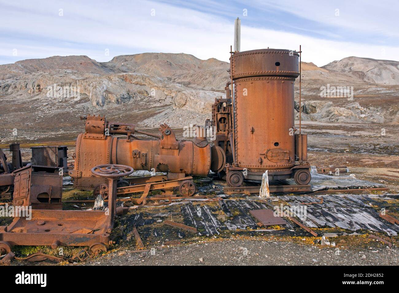 Steam Engine At Abandoned Marble Quarry Camp Mansfield Ny London Near Ny Alesund Blomstrandhalvoya Kongsfjorden Svalbard Spitsbergen Norway Stock Photo Alamy