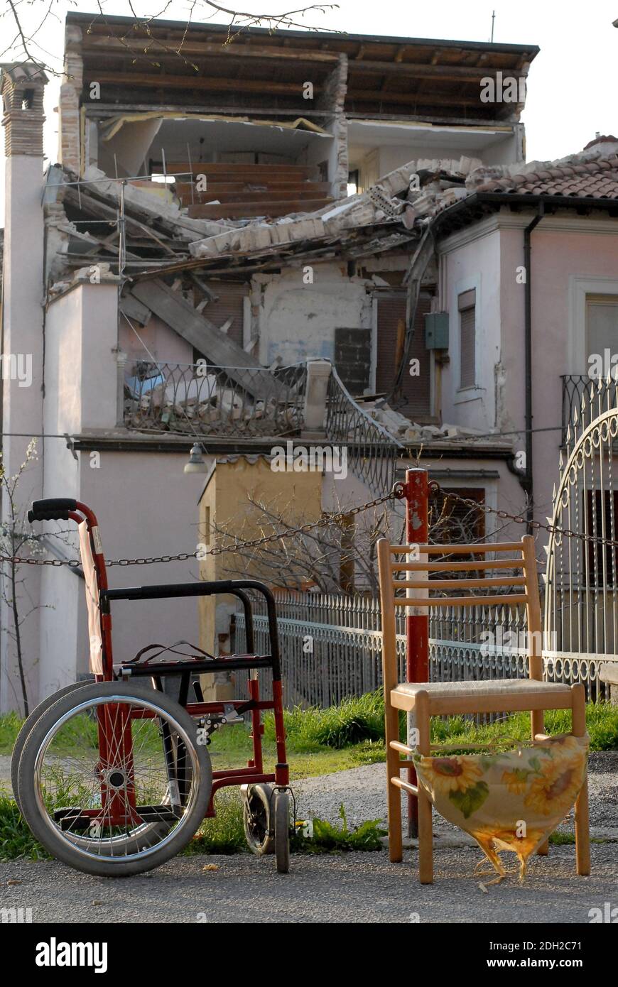 L'Aquila, 07/04/2009: On 6th April 2009 a massive earthquake about 6 on Richter Scale strikes Italy, leaving 293 deads. © Andrea Sabbadini Stock Photo