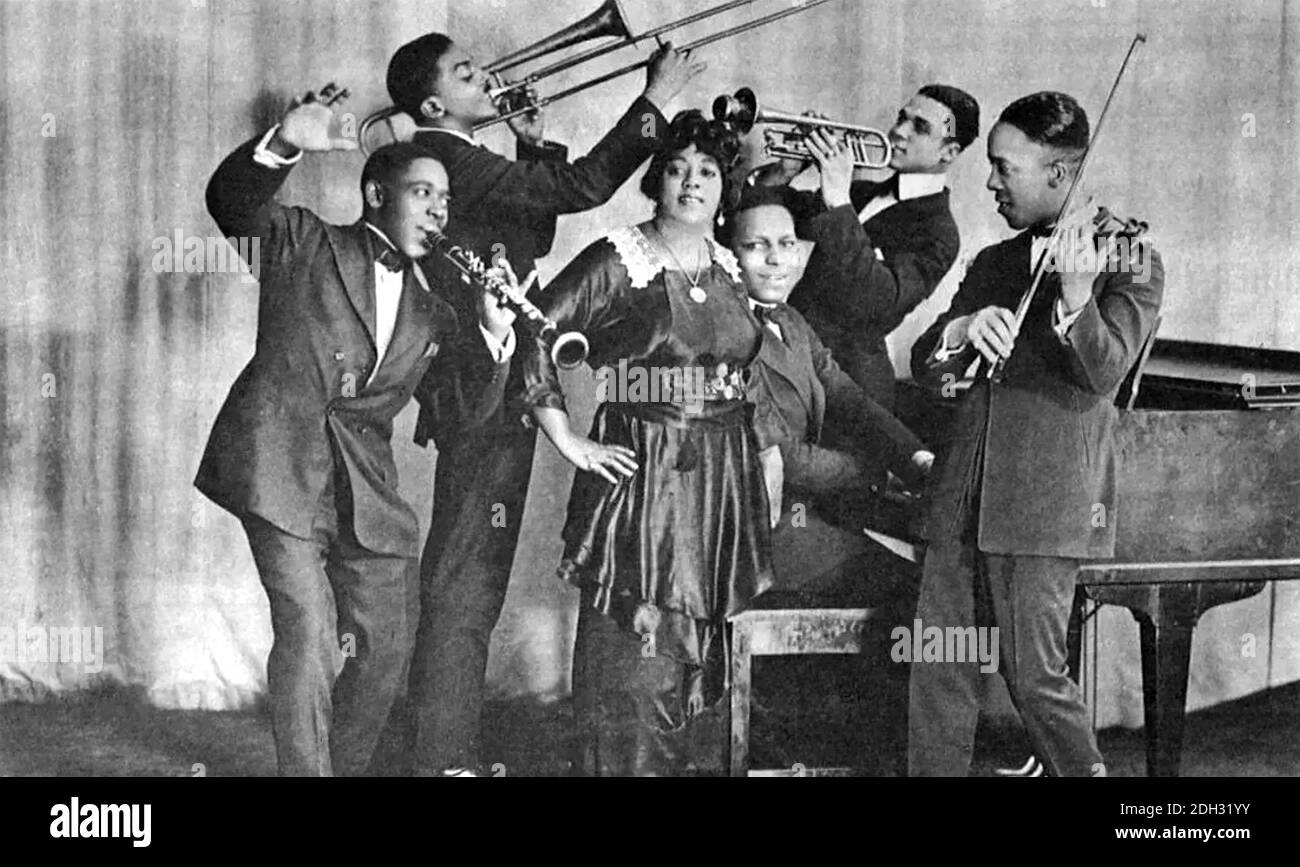 MAMIE SMITH (18921-1946) American Blues singer with her Jazz Hounds band about 1920 when their recording of Crazy Blues was released by Okeh Records Stock Photo