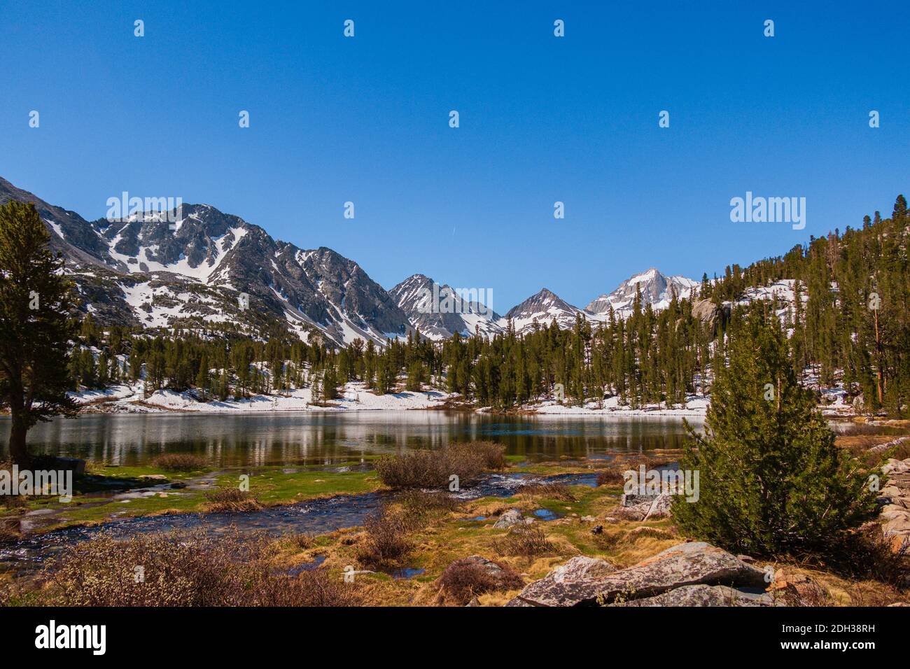 Mountains and a lake in the eastern Sierra Nevada Stock Photo - Alamy