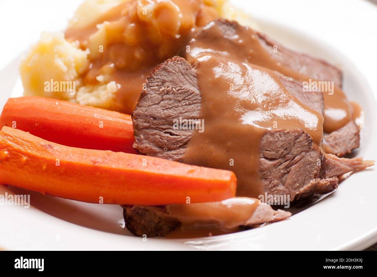 cross rib roast beef with gravy, mashed potatoes and carrots Stock Photo Alamy