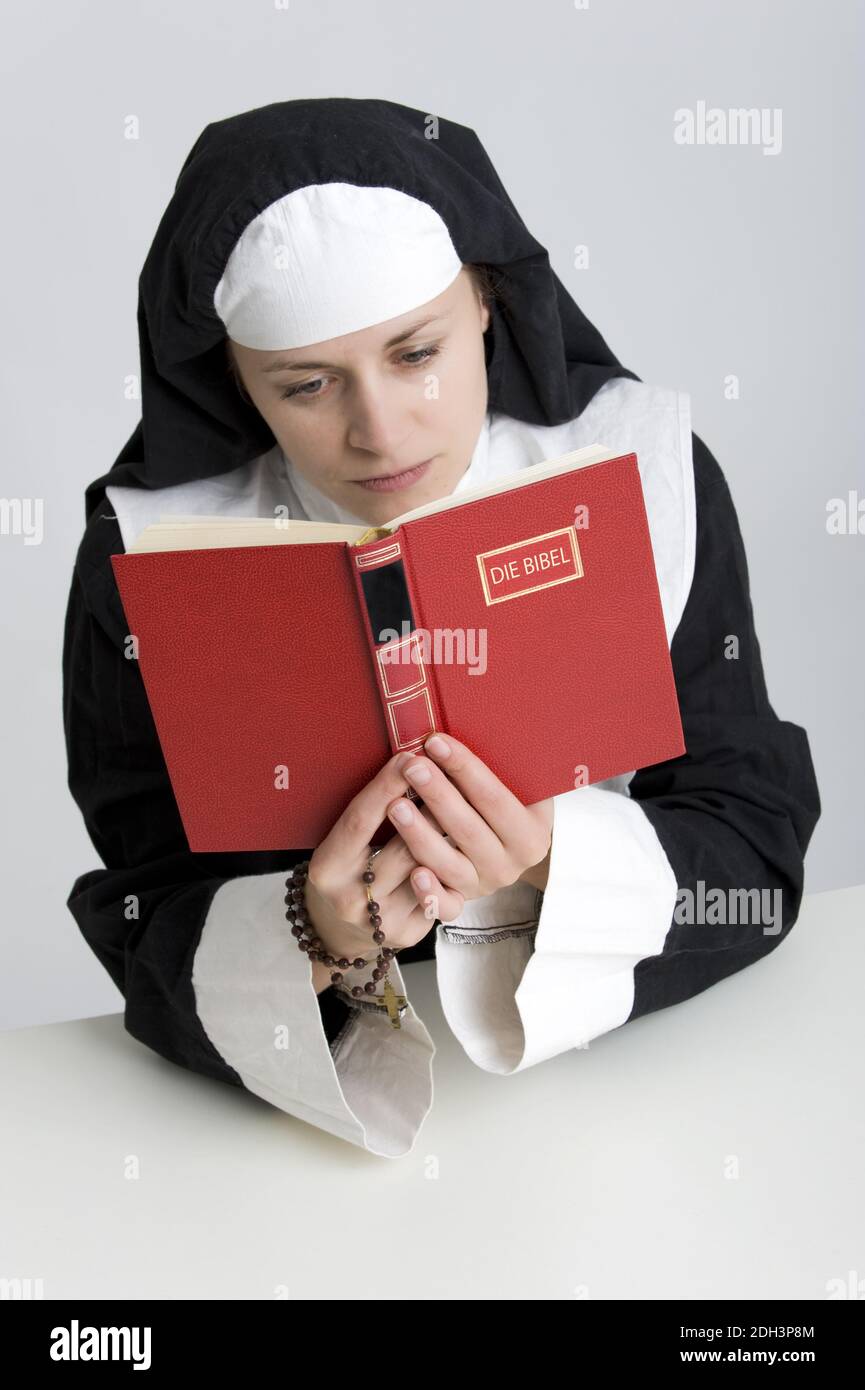 Eine Nonne liest die Bibel, 30, Jahre, MR:Yes Stock Photo