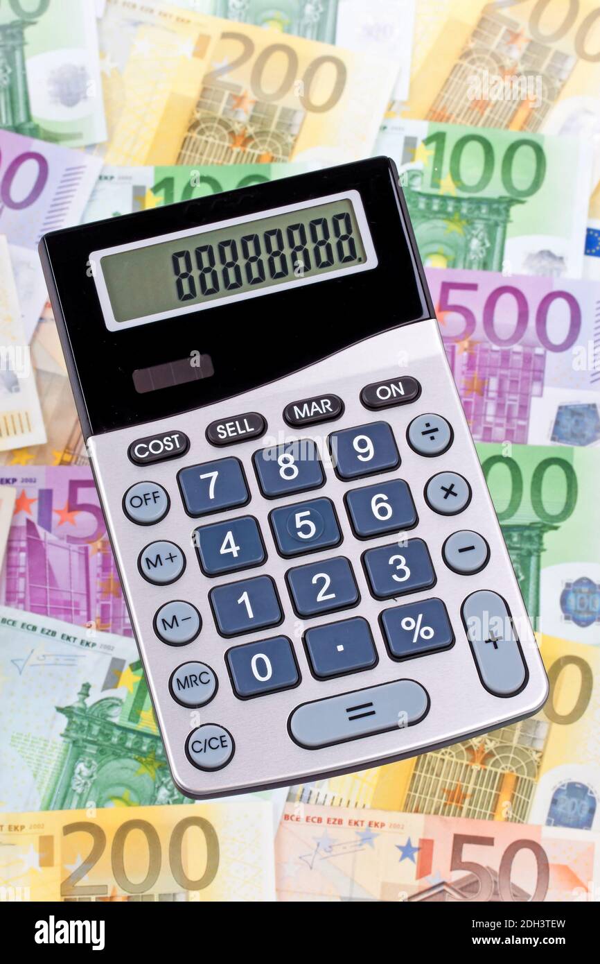 Viele Euro Geldscheine mit Taschenrechner, Kostenkontrolle, Vermögen, Planen, Kalkulation, Kalkulieren, 50, 100, 200, 500, Banknoten, Stock Photo