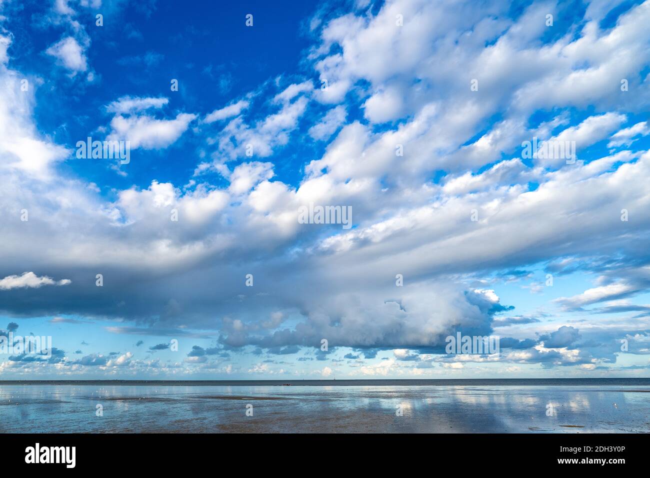 Wolkenstimmung an der Nordseekueste Stock Photo