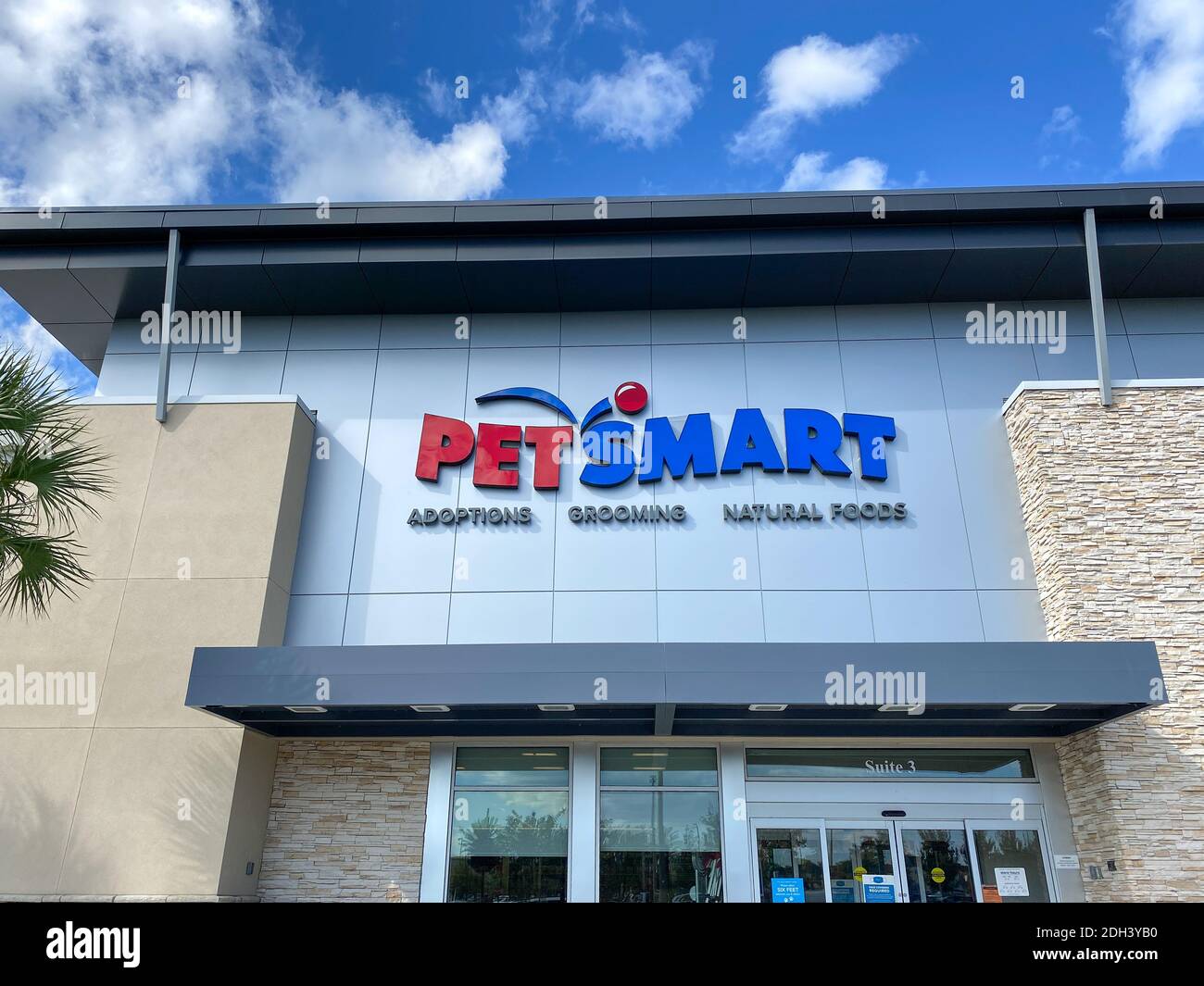 Petsmart exterior hi res stock photography and images Alamy
