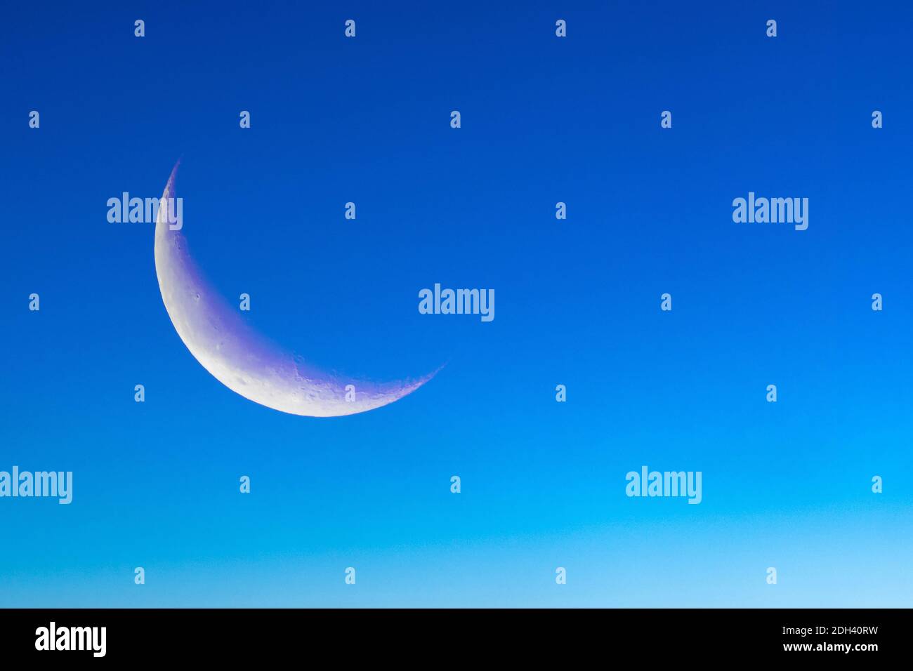 Abnehmender Mond, blaue Stunde, Mondsichel, blauer Himmel, Stock Photo