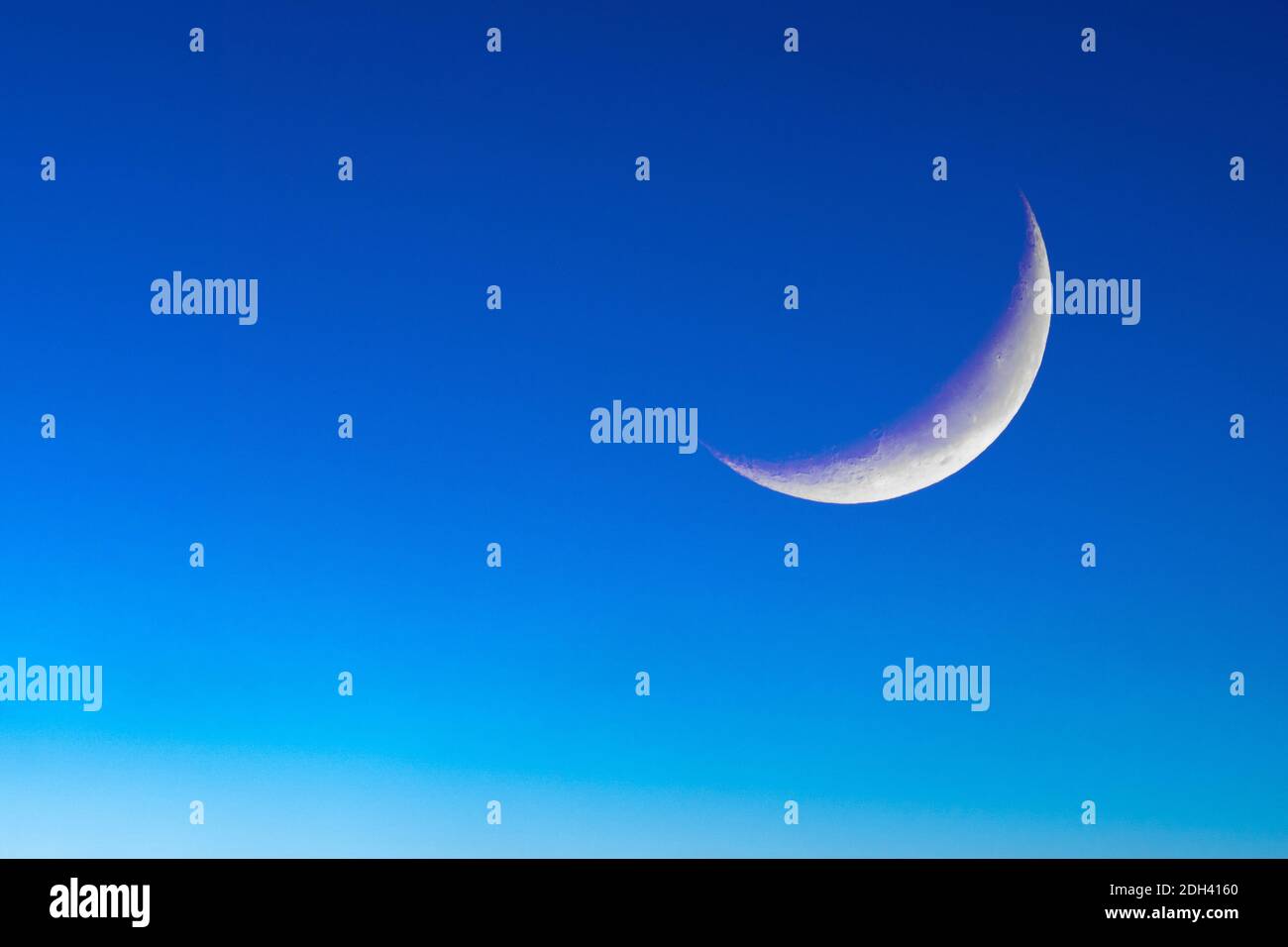 Zunehmender Mond, blaue Stunde, Mondsichel, blauer Himmel, Stock Photo
