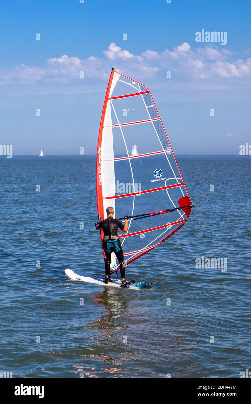 Maennlicher Surfer an der Nordsee, 25, Jahre, MR: Yes Stock Photo