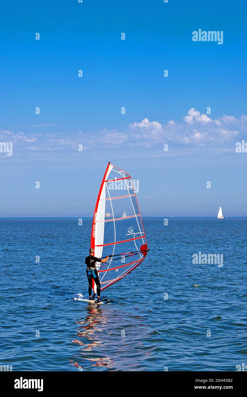 Maennlicher Surfer an der Nordsee, 25, Jahre, MR: Yes Stock Photo
