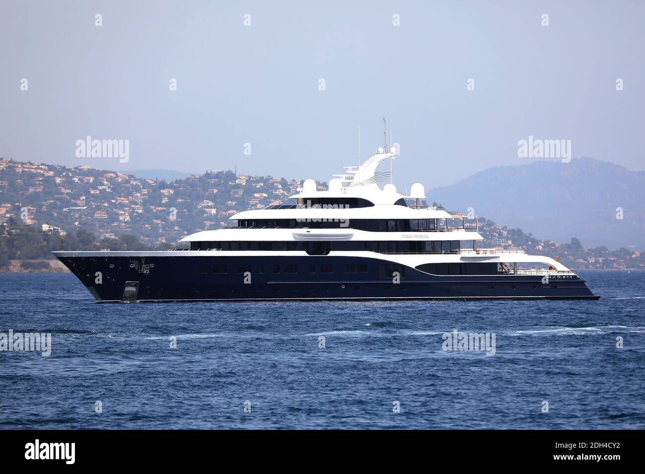 A Palinuro il super yacht di Bernard Arnault, il proprietario di