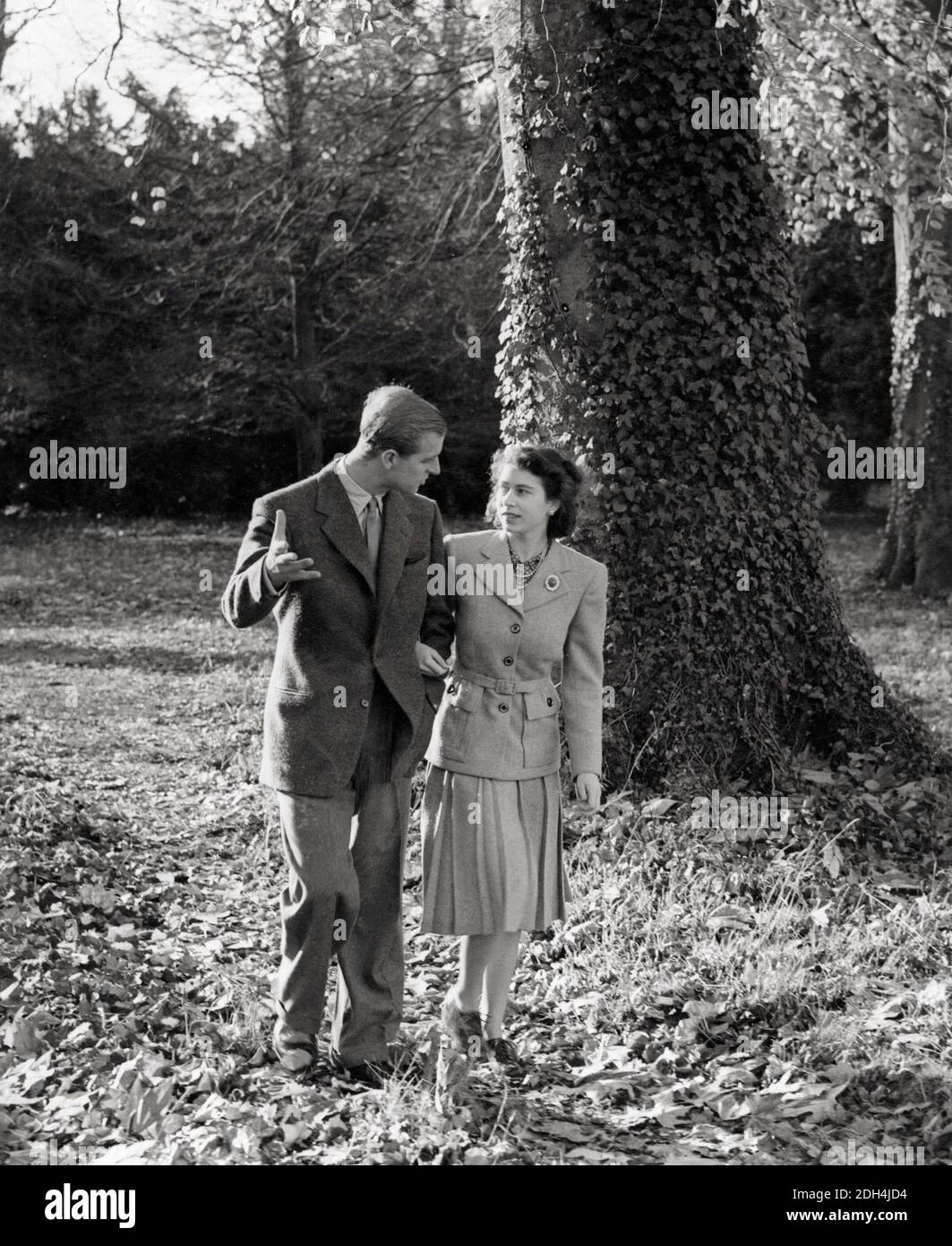 Princess Elizabeth and The Duke of Edinburgh walking in the grounds of Broadlands, the home of the Duke's uncle, Earl Mountbatten, on their honeymoon, Stock Photo