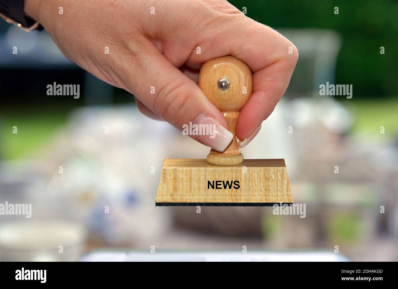 Hand mit Stempel, Frauenhand, Aufschrift: News, Neuigkeiten, Nachrichten, Stock Photo
