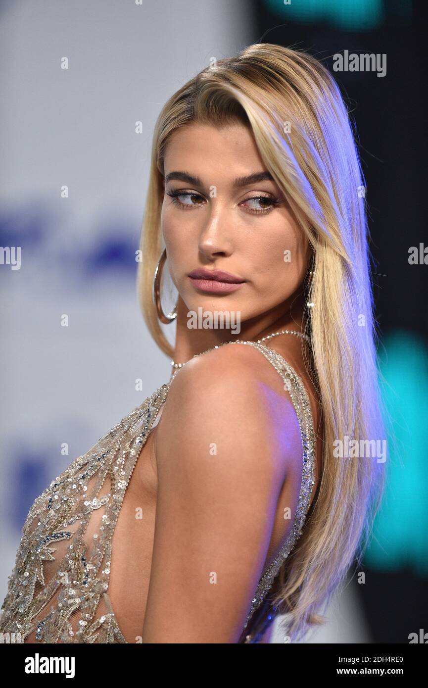 Hailey Baldwin attends the 2017 MTV Video Music Awards at The Forum on ...