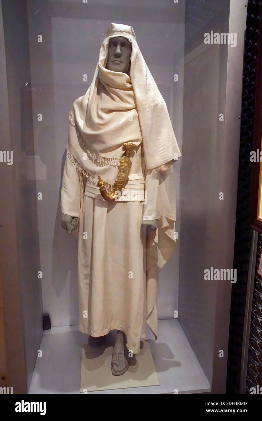 Arab robes hi-res stock photography and images - Alamy