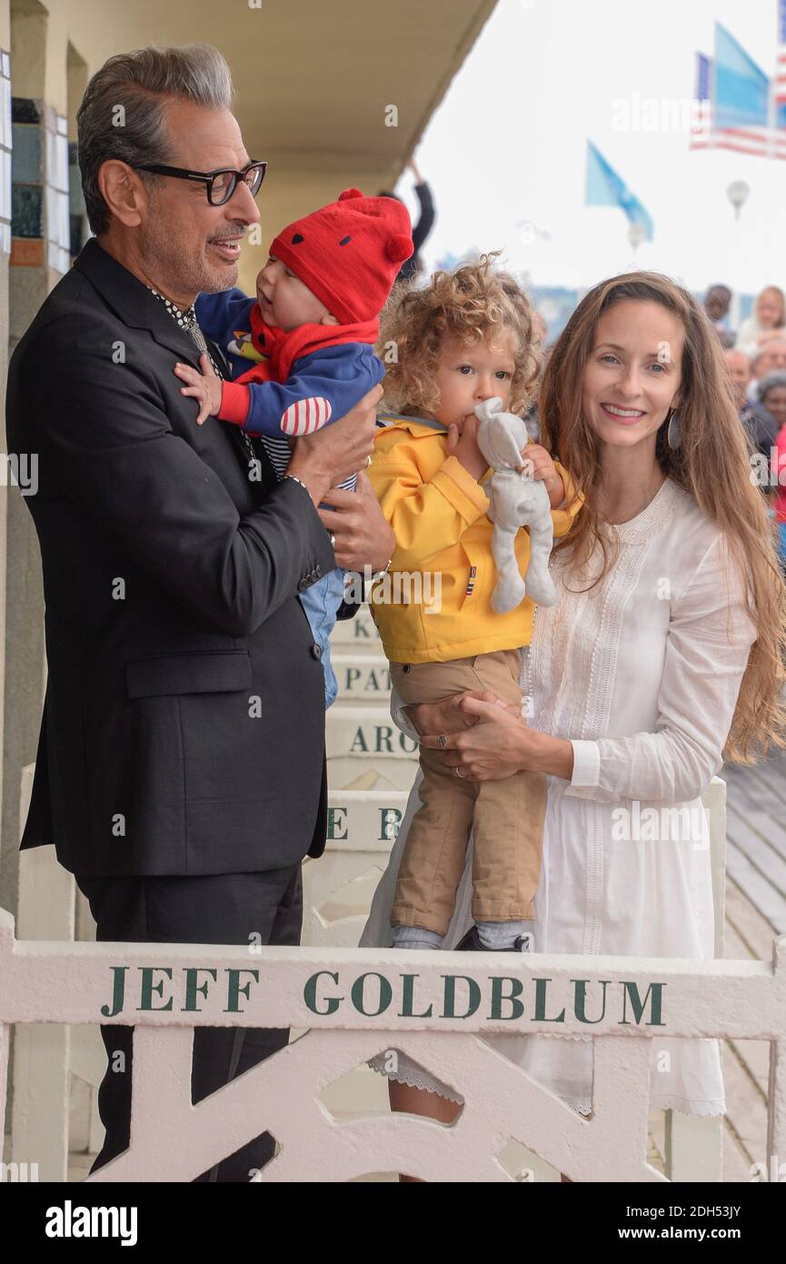 Jeff Goldblum with his wife Emilie Livingston and their children(02)
