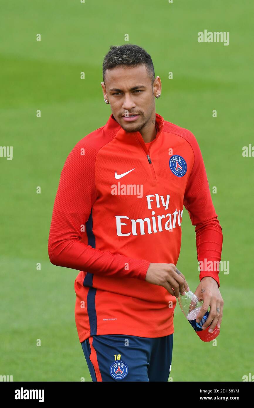 Neymar Jr of Paris Saint-Germain arrives for a Paris Saint-Germain training  session at Centre Ooredoo on September 6, 2017 in Saint-Germain en Laye,  Paris, France. Photo by Laurent Zabulon/ABACAPRESS.COM Stock Photo -