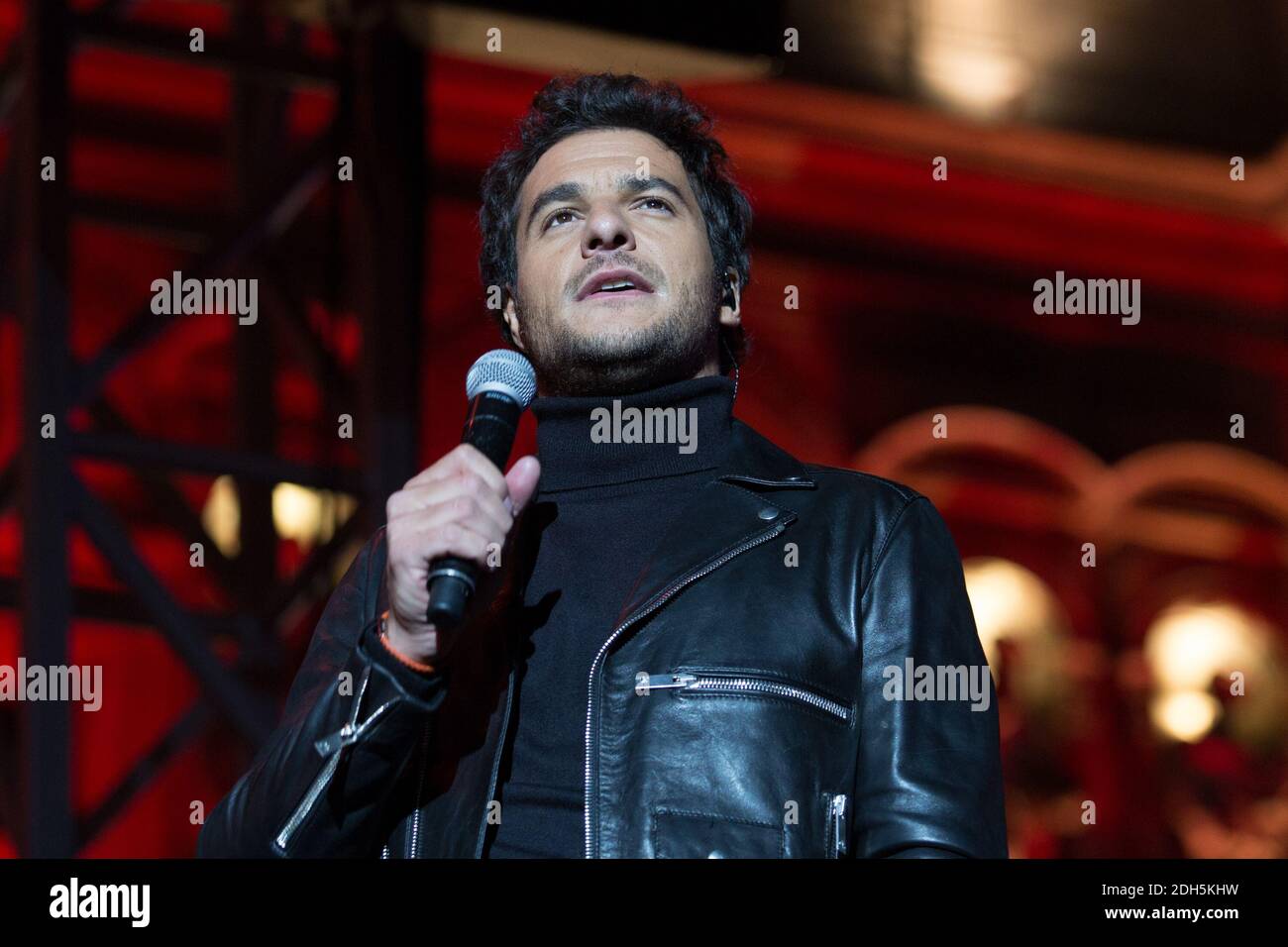 Amir Haddad at concert after the attribution wednesday of the Olympic