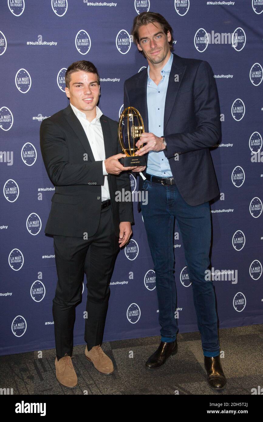 Antoine Dupont (Stade Toulousain) trophée révélation, Camille Lacourt - La  14ème Nuit du Rugby 2017 à l'Olympia in Paris, France on September 18,  2017. Photo by Nasser Berzane/ABACAPRESS.COM Stock Photo - Alamy