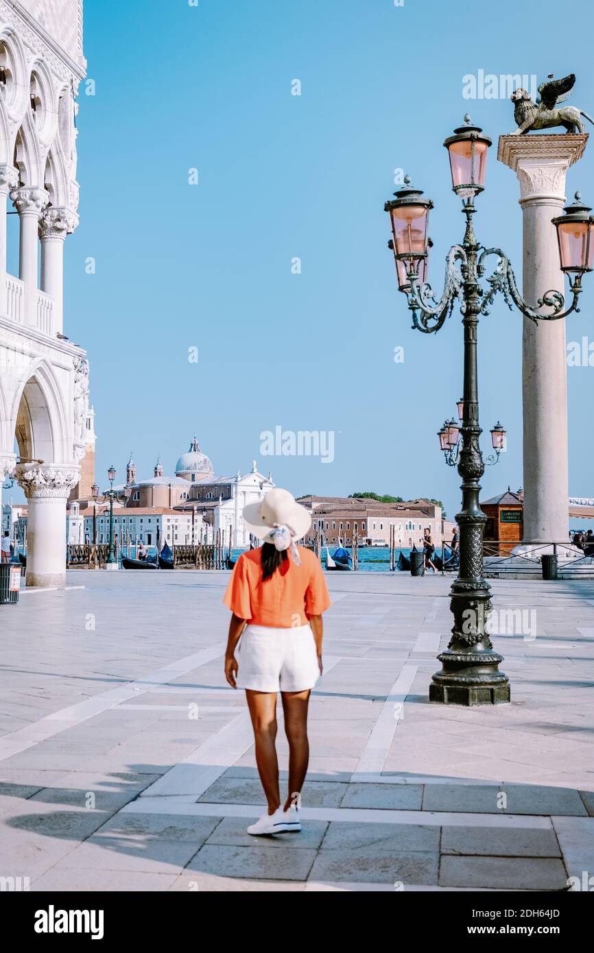 Venice couple kissing on bridge hi-res stock photography and images - Alamy