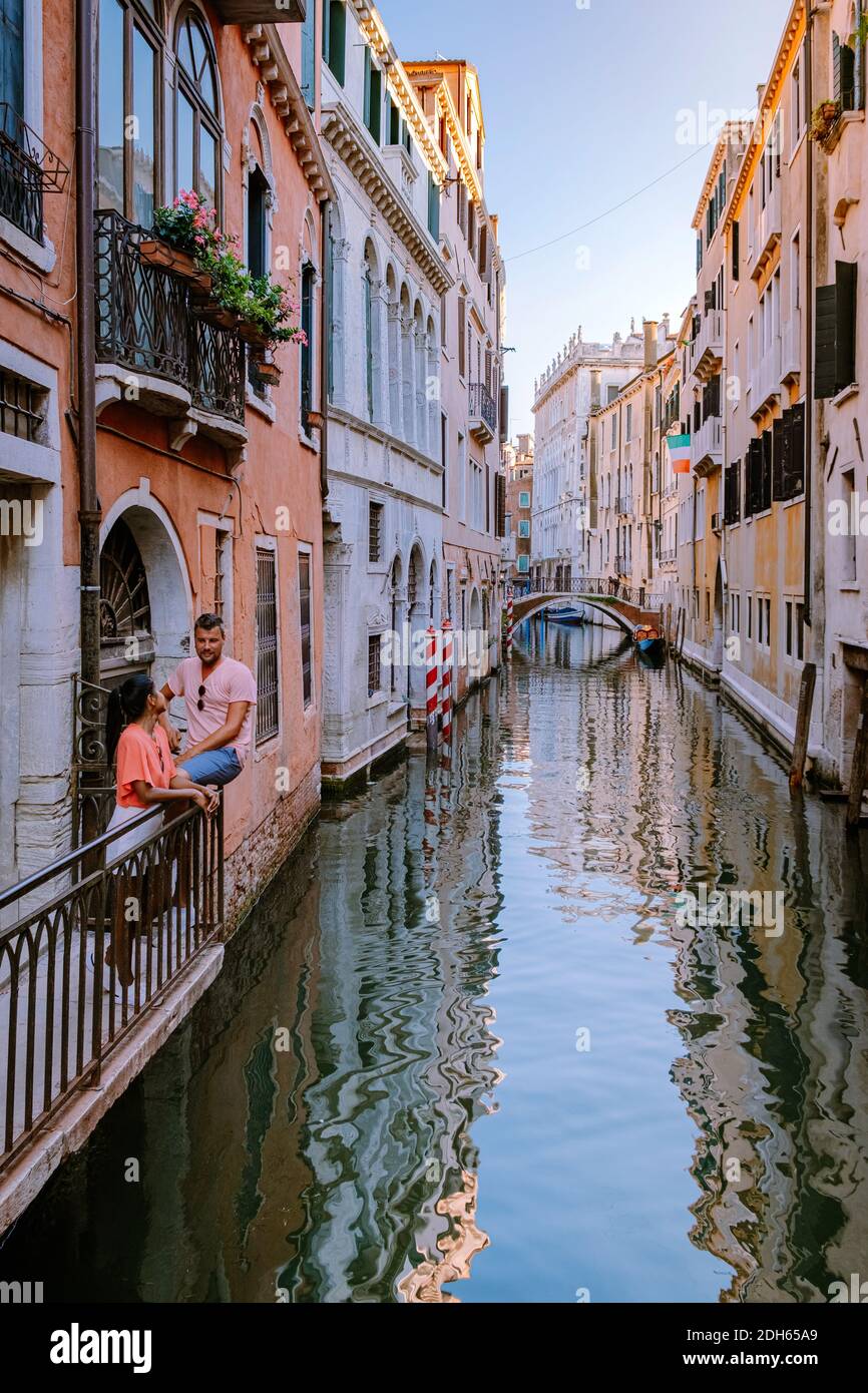 Venice couple kissing on bridge hi-res stock photography and images - Alamy