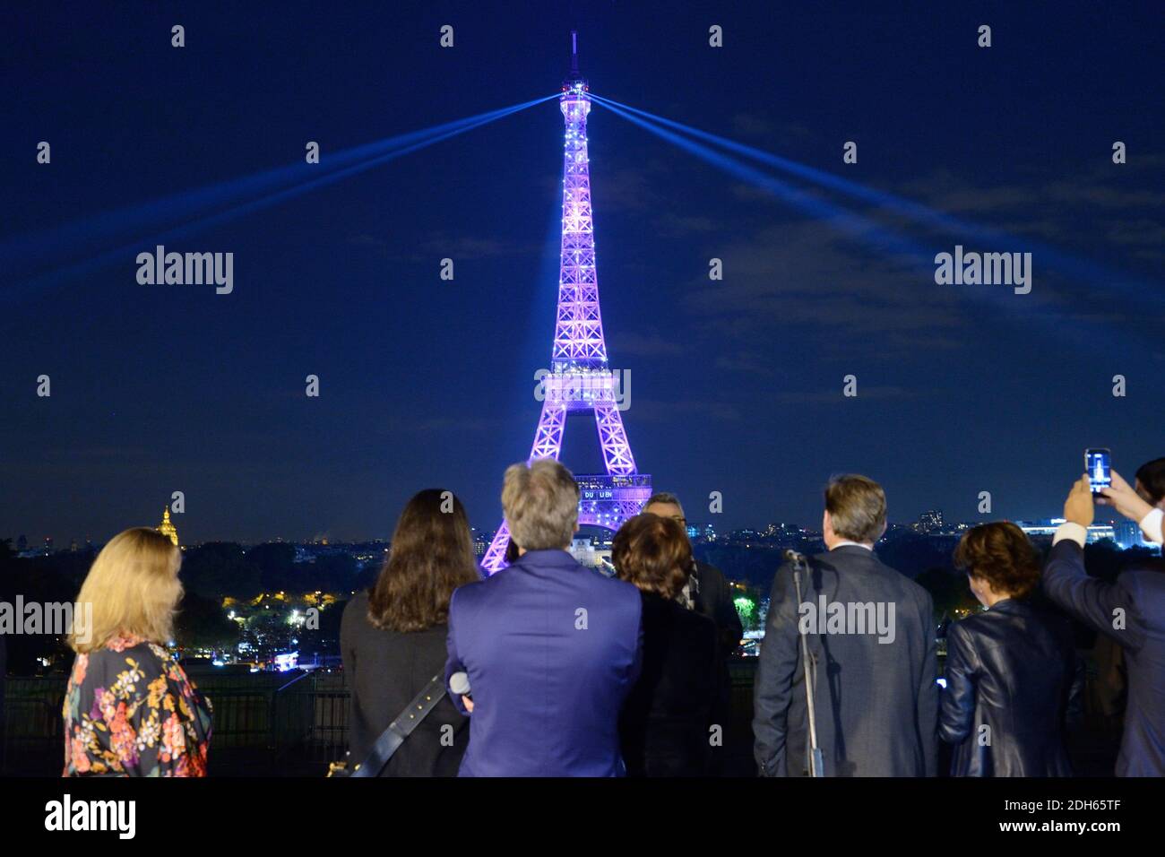 Atmosphere generale sur la Tour Eiffel lors de la soiree pour les 25 ans du Ruban  Rose avec l'association 'Le Cancer du Sein, Parlons-en' sur le parvis du  Trocadero a Paris, France