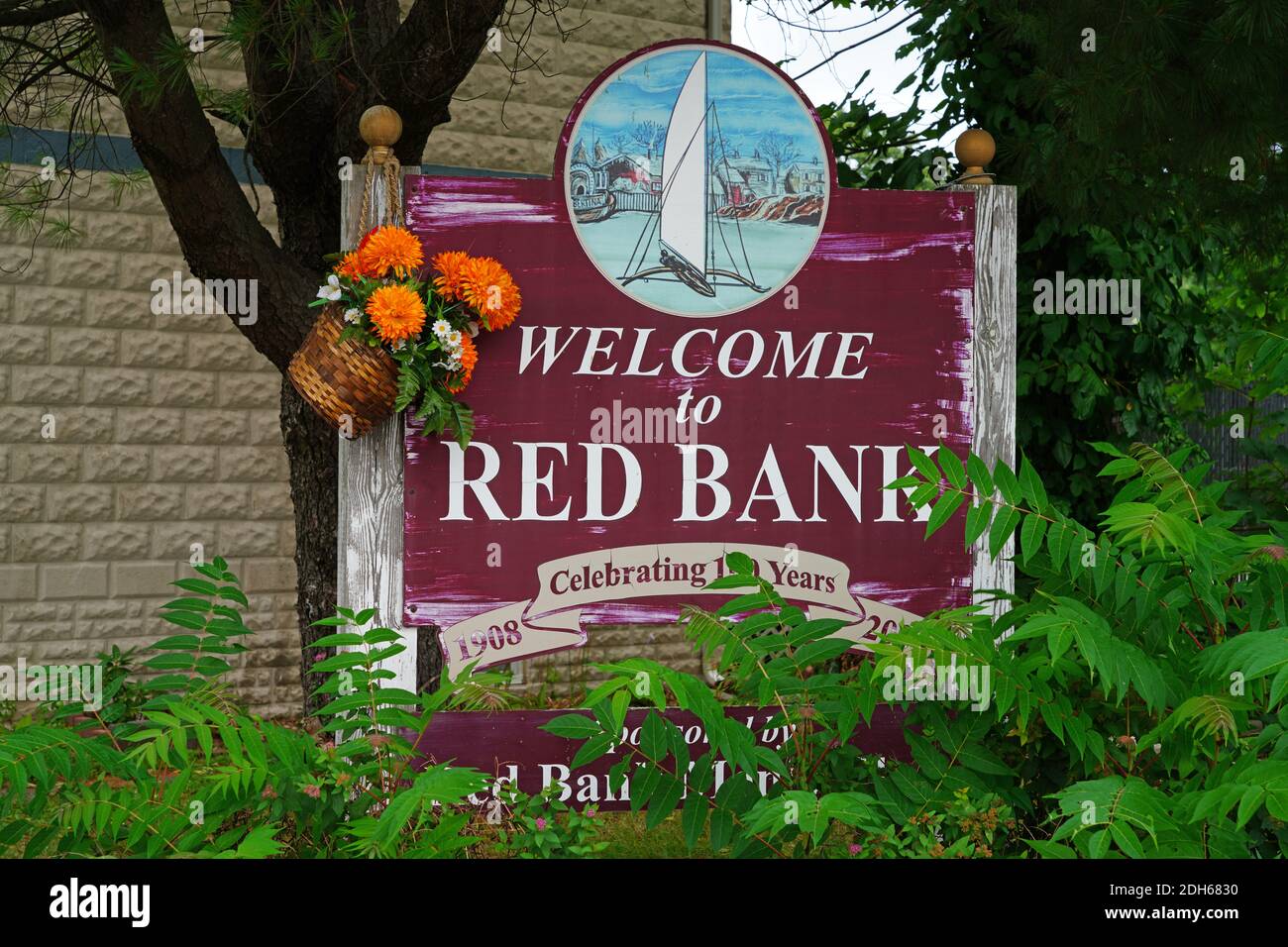 RED BANK, NJ –16 JUL 2020- View of the road sign Welcome to Red Bank in the  town of Red Bank, Monmouth County, New Jersey Stock Photo - Alamy