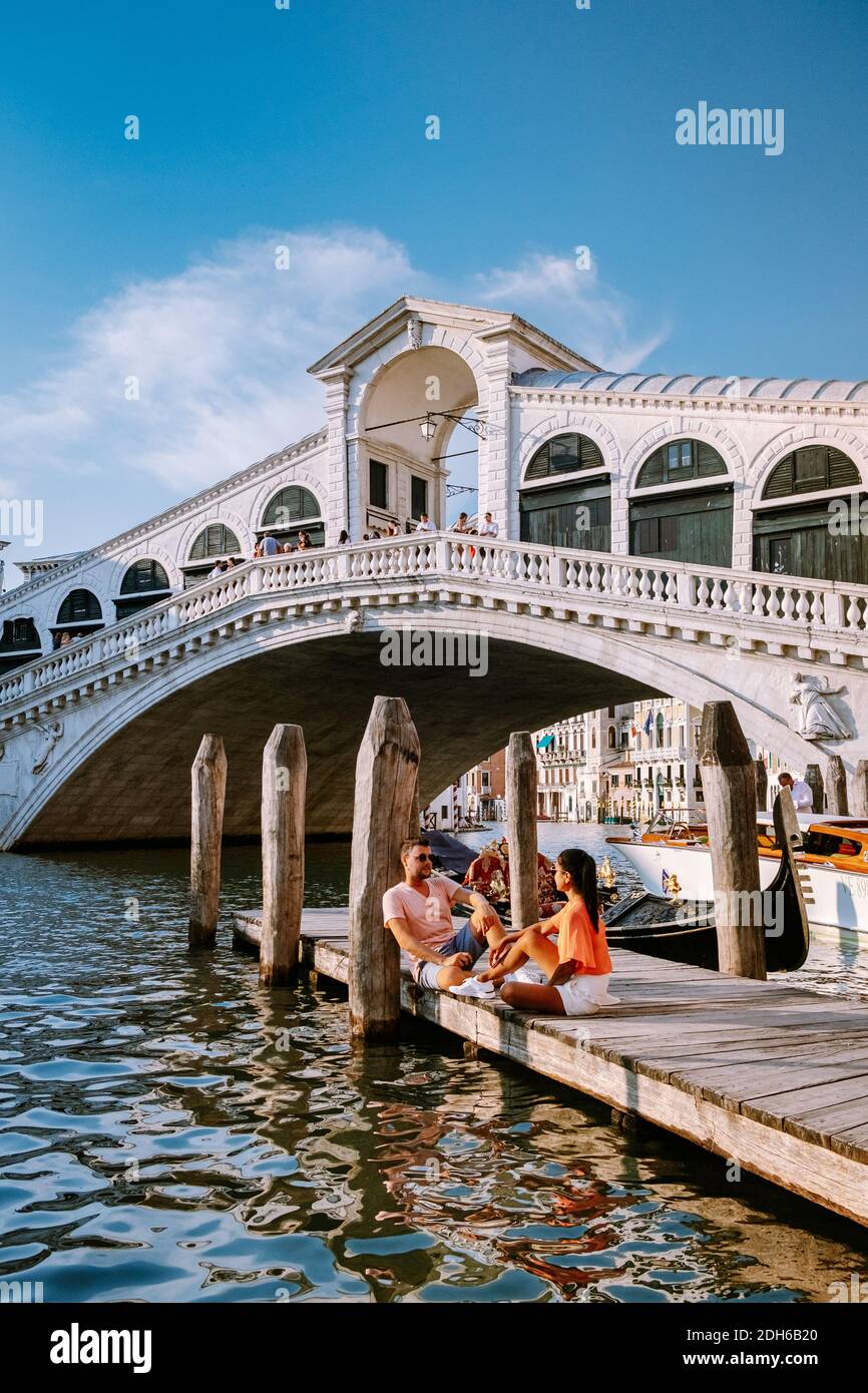 Venice couple kissing on bridge hi-res stock photography and images - Alamy