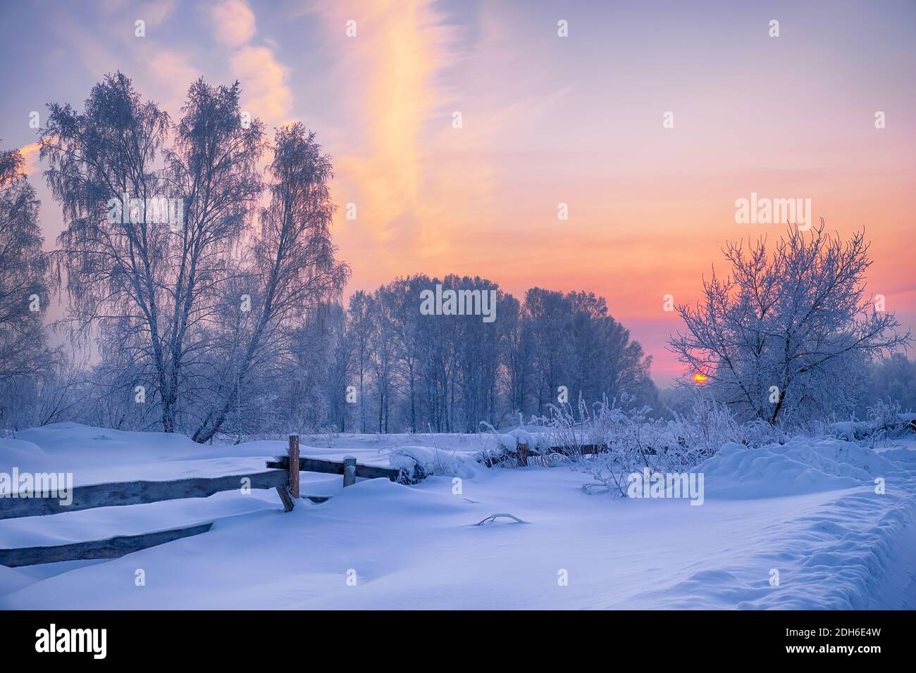 Schneebdeckte hi-res stock photography and images - Alamy