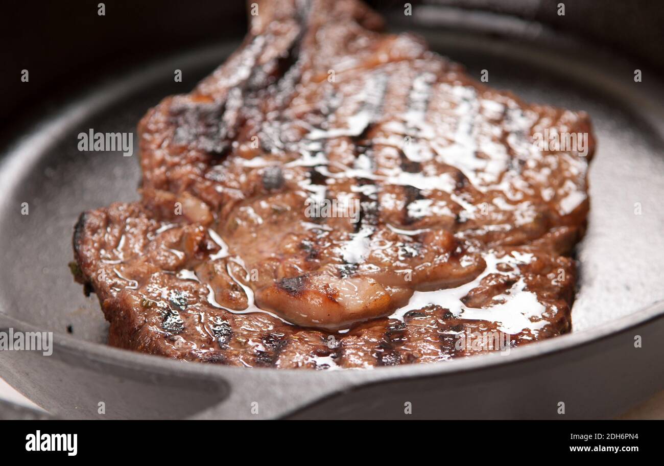 https://c8.alamy.com/comp/2DH6PN4/ethically-raised-fresh-cut-organic-rib-steak-grilled-rare-2DH6PN4.jpg