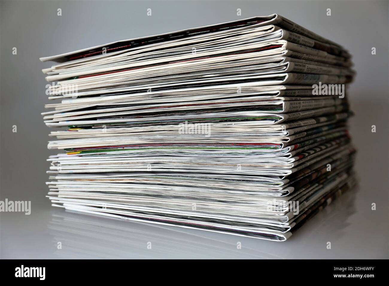 Stack of news paper hi-res stock photography and images - Alamy