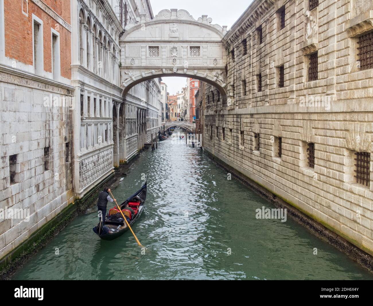 A gondola approaches the Bridge of Sighs on the Rio del Palazzo - Venice, Veneto, Italy Stock Photo