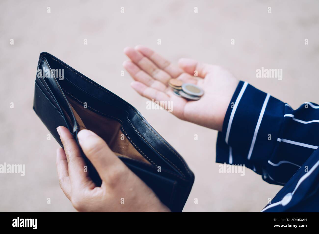 Woman and empty purse and sad hi-res stock photography and images - Alamy