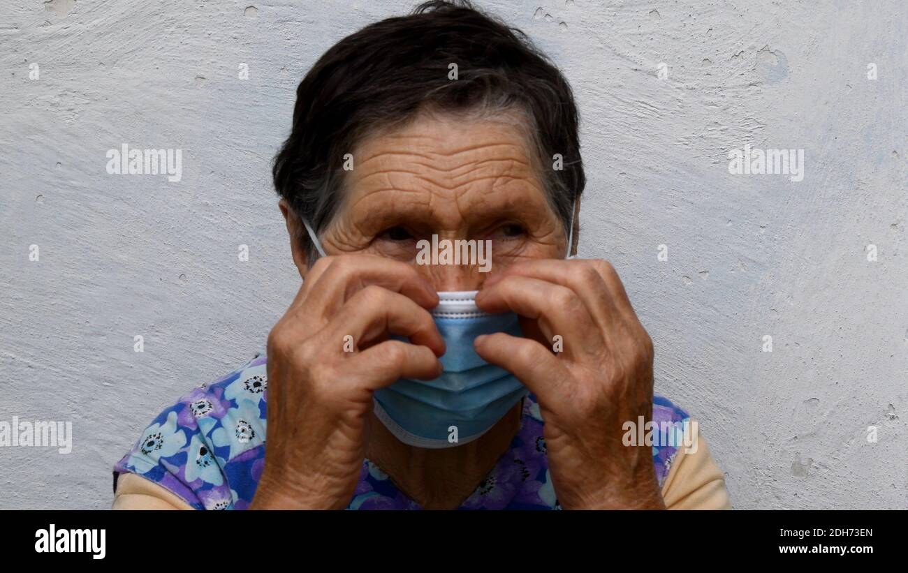 Old lady wearing mask hi-res stock photography and images - Alamy