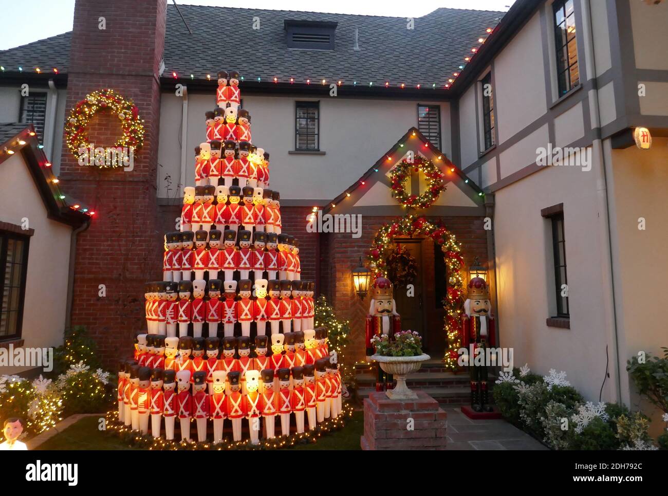 Moorpark Christmas Tree Lighting 2022 Page 2 - Toluca Lake Los Angeles High Resolution Stock Photography And  Images - Alamy