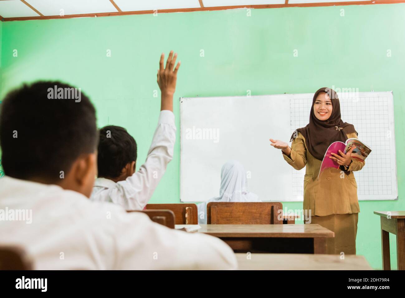 Teacher with indonesian school children hi-res stock photography and ...