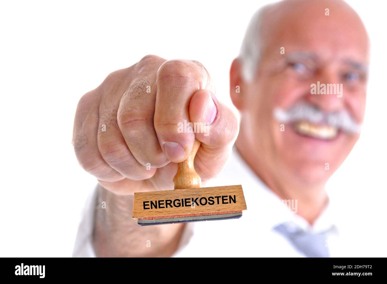65, 70, Jahre, Mann hält Stempel in der Hand, Aufschrift: Energiekosten, Stock Photo