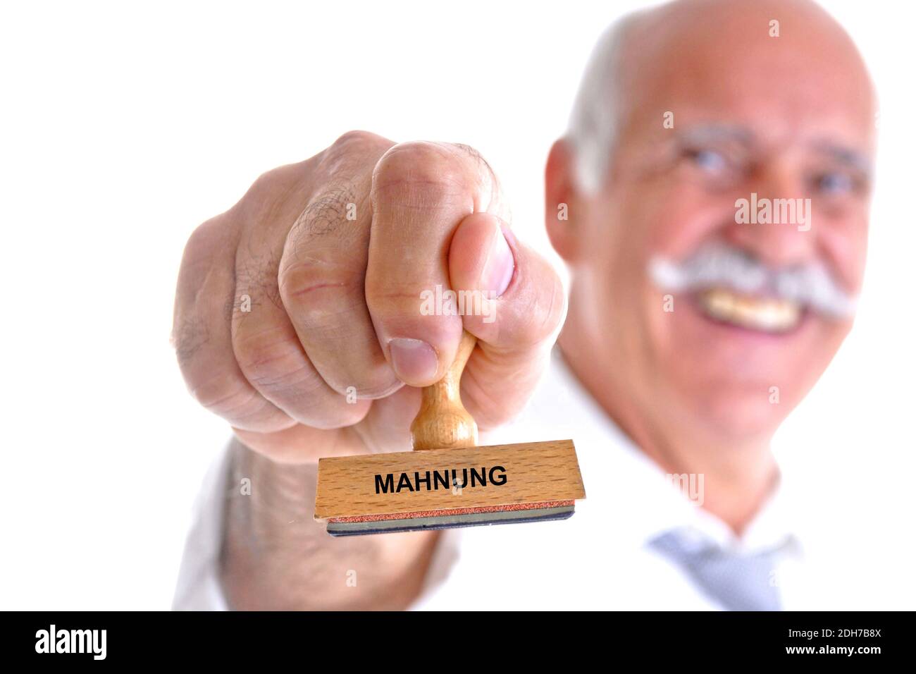 65, 70, Jahre, Mann hält Stempel in der Hand, Aufschrift: Mahnung, Stock Photo