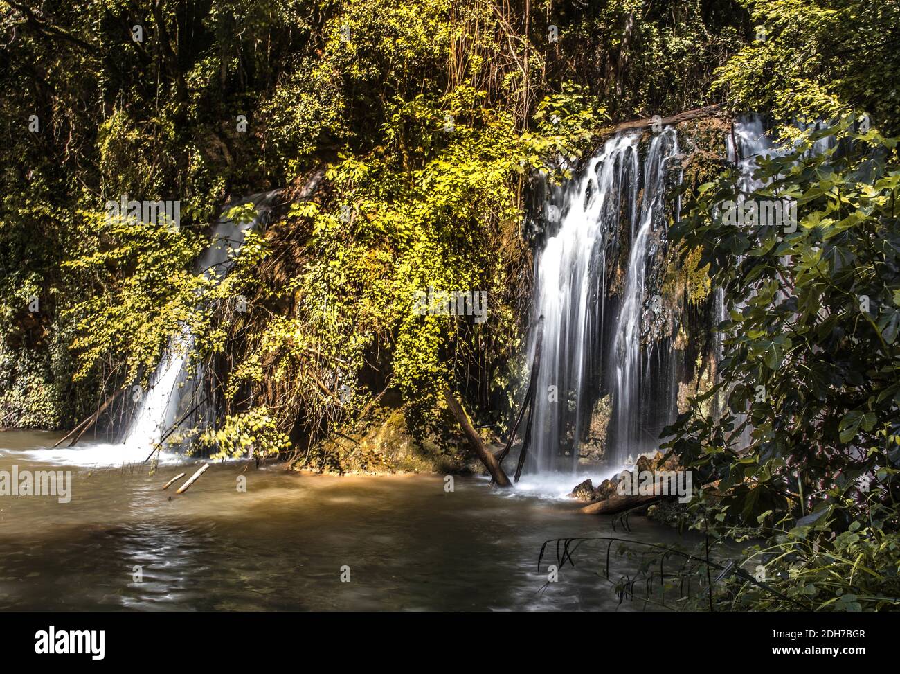 Cascada con agua efecto seda entre la naturaleza en Cogolls Stock Photo