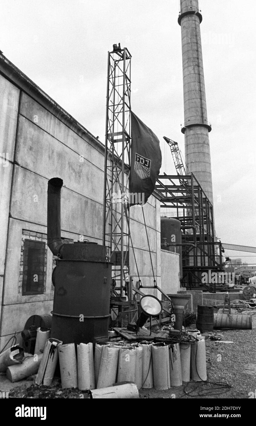 30 November 1981, Saxony, Laußig: FDJ flag in the wind - A new prestressed concrete pressure pipe plant started production in the early 1980s at the VEB Betonwerk Laußig within the VEB Leichtbaukombinat Dresden. Concrete elements were manufactured here using a French process. Exact date of recording not known. Photo: Volkmar Heinz/dpa-Zentralbild/ZB Stock Photo