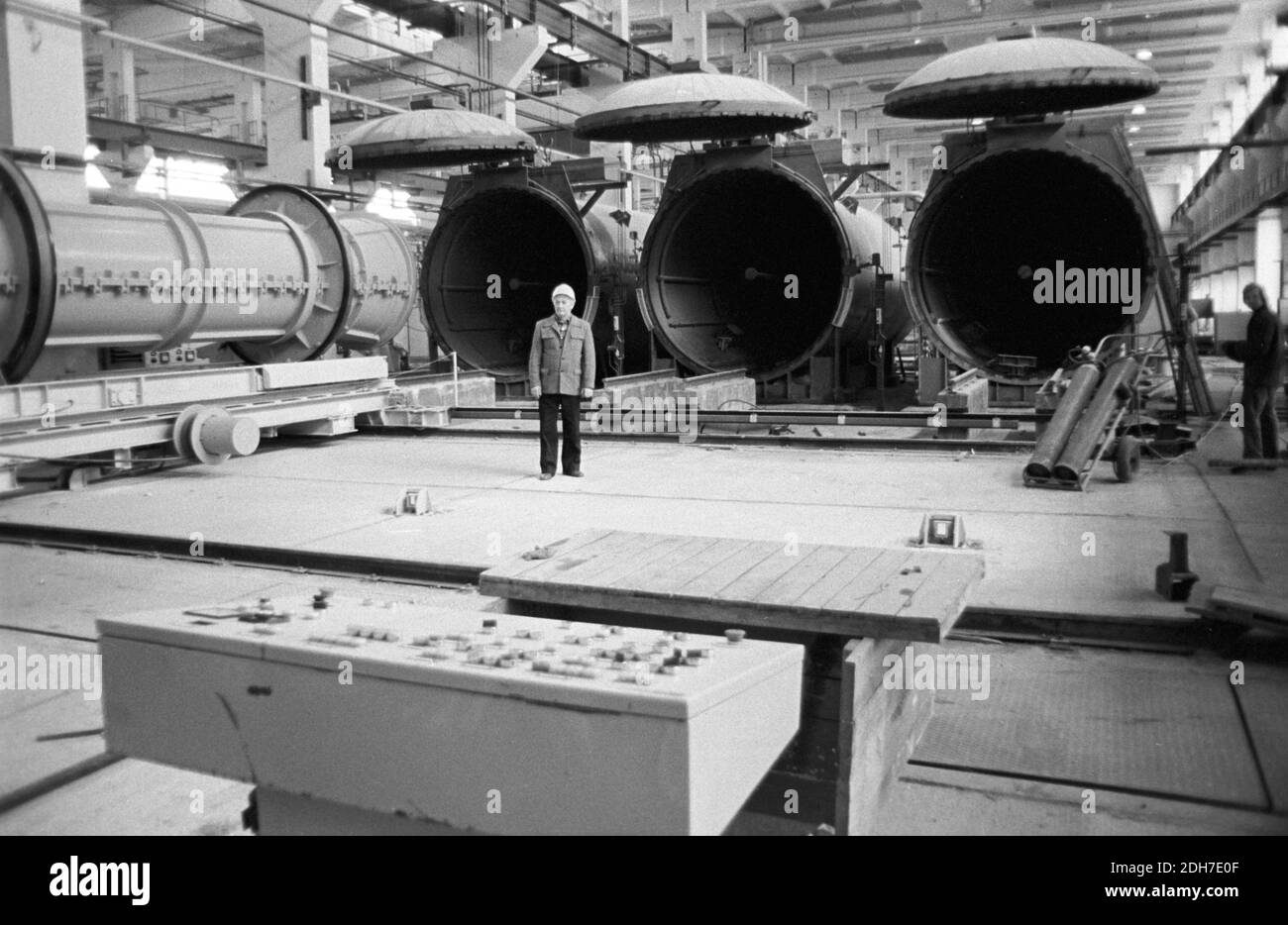 30 November 1981, Saxony, Laußig: A new prestressed concrete pressure pipe plant started production in the early 1980s at VEB Betonwerk Laußig within the VEB Leichtbaukombinat Dresden. Concrete elements were manufactured here according to a French process. Exact date of recording not known. Photo: Volkmar Heinz/dpa-Zentralbild/ZB Stock Photo