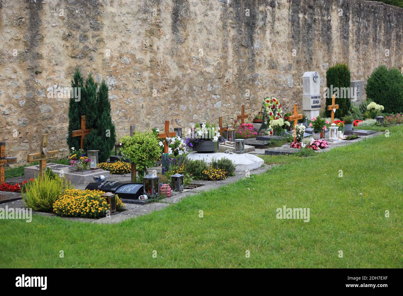 fortified cemetery, around 1200, of Rasdorf, district of Fulda, Hesse, Germany  /  Wehrfriedhof, um 1200, von Rasdorf, Landkreis Fulda, Hessen, Deutsc Stock Photo