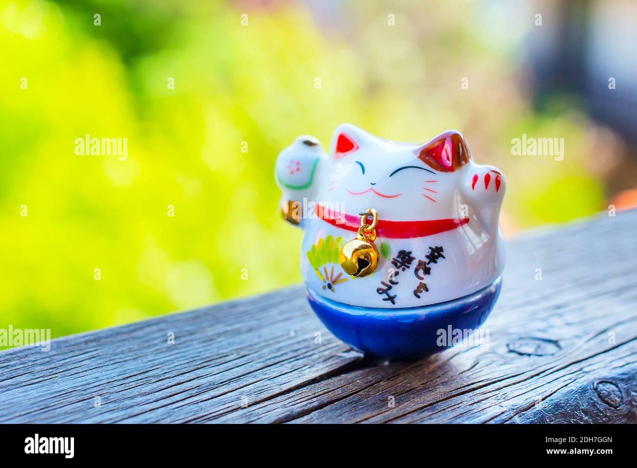 Gold lucky waving cat hires stock photography and images Alamy