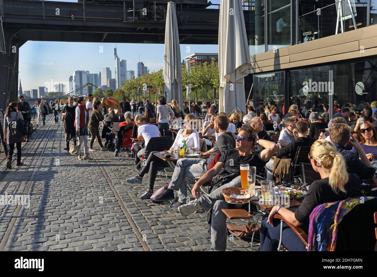 Germany / Frankfurt am Main/ Eastend / people sitting in the sun with Frankfurt  skyline at the restaurant Oosten Stock Photo - Alamy