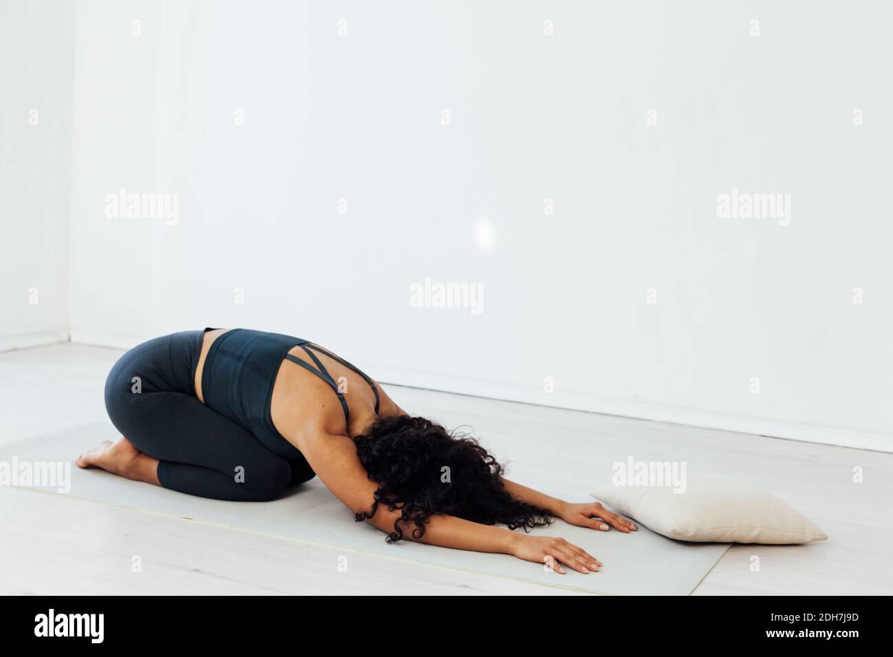 beautiful-female-yoga-asana-gymnast-spor