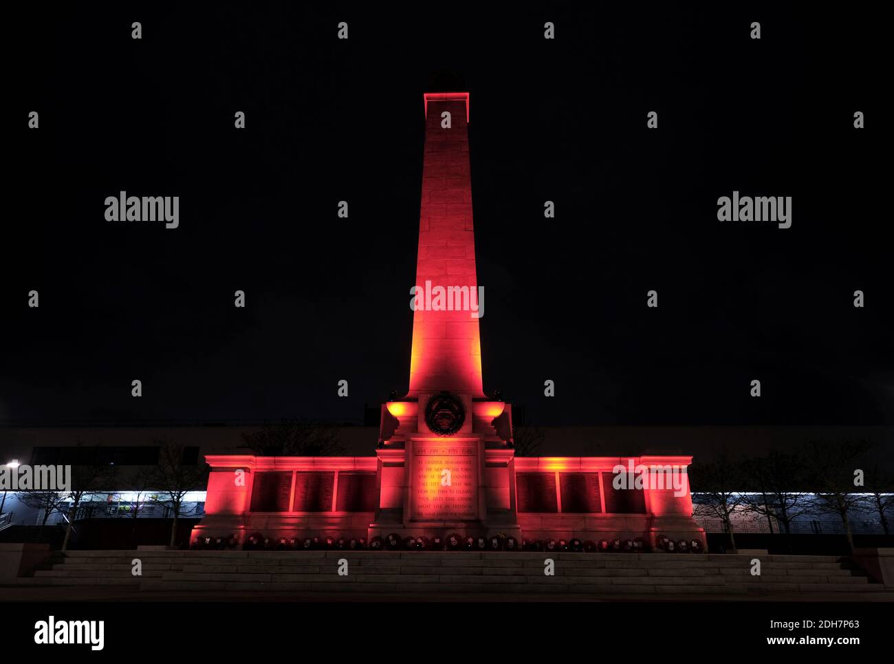 Landmarks across Teesside turned red to mark Remembrance Day.Hartlepool Cenotaph Stock Photo